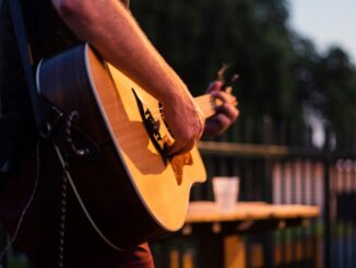 Una persona che suona la chitarra